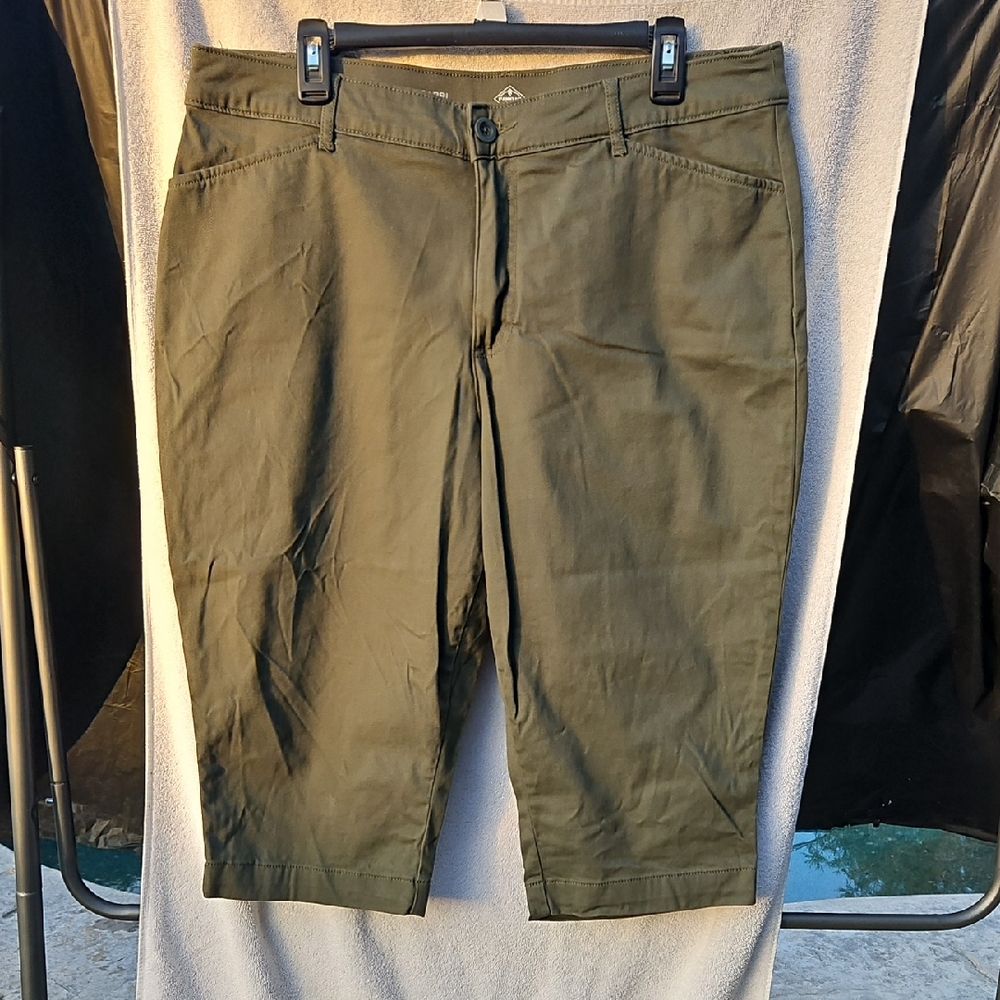 St. John's Bay Olive Green Capris Size 16p